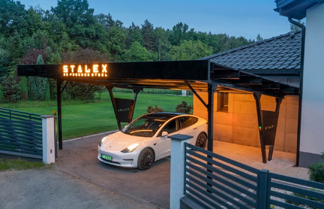 Carport von STALEX mit beleuchteter Front und zwei Stellplätzen